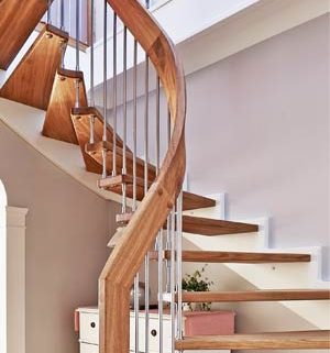 Oak handrail turn staircase